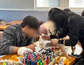 이번 뷰티 수업에서는 니트젤을 활용해 트위드 네일 디자인을 만들어보는 시간을 가졌습니다.
아이들은 준비된 색상과 도구를 자유롭게 조합해 자신만의 스타일을 표현해 보았고,
조용한 집중 속에서 서로 아이디어를 나누며 즐겁게 작업했습니다.

완성된 작품들을 함께 살펴보며 서로의 개성을 발견하는 시간도 있었어요.
창의력과 감각이 자연스럽게 드러난, 따뜻한 분위기의 시이었습니다 