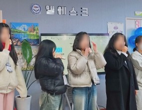 함께 울고 웃던 2024년을 마무리하며♥
한 해의 끝자락이 어느새 성큼 다가왔습니다.

장학사님의 다정한 격려의 인사 말씀과 졸업생의 뜻 깊은 졸업생 인사를 시작으로
고3을 마친 아이들에게 졸업장을 수여하였습니다.

다양한 위캔장학금, YMCA장학금, 교외후원금 전달식과 월드비전 후원금 전달식을 가졌습니다.
(모두모두 축하해요.(*ﾟ∀ﾟ人ﾟ∀ﾟ*)♪)
중간 중간 행운권 추첨을 통해 우리 친구들 두근두근 행운을 잡아라~!
 
다 함께 THIS IS ME 영상을 시청 후 
후배들의 '담쟁이' 시낭송을 듣고 모두 함께 힘찬 노래를 부르며 오늘을 추억하였습니다.

행복했던 만큼 추억과 성장이 가득하길 바라며, 졸업을 축하해요♥