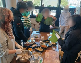 이번 전통 음식 수업에서는 아이들과 함께 연잎밥 만들기를 경험해 보았습니다.
준비된 재료를 살펴보며 전통 음식에 담긴 의미를 알아보고, 연잎에 재료를 올려 정성껏 감싸는 과정도 직접 해보았어요.

은은한 향이 퍼지는 연잎밥을 완성한 뒤에는 모두 함께 맛을 보며 전통 음식의 따뜻한 풍미를 느낄 수 있었습니다.
아이들의 집중과 즐거움이 잘 보였던 소중한 체험 시간이었습니다!