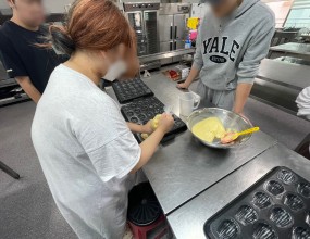 이번 시간에는 제과제빵 수업을 통해 부드럽고 달콤한 마들렌을 직접 만들어보았습니다.
달걀과 버터, 밀가루를 섞고 틀에 반죽을 채워 넣는 과정까지,
학생들은 제과의 기본 원리를 배우며 달콤한 향으로 가득한 교실을 만들었습니다.

직접 구워낸 따뜻한 마들렌을 맛보며 손끝의 정성과 협동의 즐거움을 느낄 수 있었던 시간이었습니다!