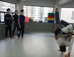 이번 활동 시간에는 다양한 운동을 체험해 보았습니다. 

함께 움직이다 보니 긴장도 금세 풀리고 활기찬 에너지가 체육관 안에 가득했습니다.
가벼운 운동이었지만 서로에게 힘이 되어 주는 모습이 따뜻하게 느껴지는 시간이었어요!

웃음과 응원이 오간 쾌활한 활동 시간이었습니다. 엘에스크 친구들, 수고했어요!