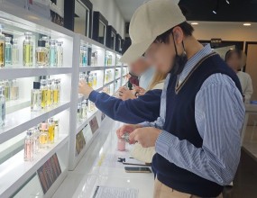 오늘은 조향사 선생님의 수업을 들으며 향의 기본 원리를 배우고, 직접 향료를 배합하며 나만의 향수를 만들어보는 시간을 가졌습니다!
오렌지, 라임, 일랑일랑, 머스크 중에서 각자의 취향에 맞게 선택해 조화로운 향을 완성했습니다.

감각을 열고 향으로 표현한 나의 개성! 하나뿐인 향수를 완성한 뜻깊은 체험이었습니다.

우리 친구들, 손끝으로 향기를 빚어낸 멋진 시간 보내느라 수고했어요❤️