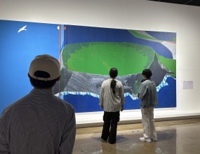 이번 체험학습에서는 대전시립미술관을 찾아 다양한 시대와 양식의 작품을 감상하며 예술의 폭넓은 세계를 경험했습니다.
학생들은 작품에 담긴 작가의 의도와 시대적 배경을 탐구하며, 한 점 한 점의 그림 속에 깃든 이야기와 감정을 느꼈어요.

또한 소그룹으로 작품을 선정해 감상 포인트를 나누고 서로의 생각을 공유하는 활동을 통해, 예술에 대한 다양한 시선과 해석의 즐거움을 배웠습니다.
함께 나눈 대화 속에서 학생들은 자연스럽게 미적 감수성과 비판적 사고력을 키우며 예술이 주는 깊은 울림을 경험했습니다.

창의적인 영감과 사유가 어우러진 뜻깊은 하루였습니다❤️