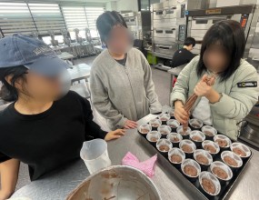 제과제빵 수업에서 친구들은 다 함께 초콜릿 머핀 만들기에 도전했습니다!

우리 친구들은 반죽을 준비하는 과정에서 재료 무게를 정확하게 측정하는 등 베이킹의 기본 흐름을 자연스럽게 익혔습니다. 머핀을 오븐에 구우며 함께 향기를 맡고, 완성된 머핀을 맛보며 다 함께 즐거운 시간을 보냈습니다.

달콤한 향기 속에서 성취감이 가득했던, 즐겁고 알찬 베이킹 수업이었습니다!