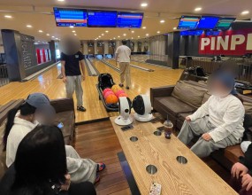 아이들과 함께 볼링장에서 즐거운 체험 시간을 보냈습니다.
처음 해보는 친구들도 있었지만, 공을 굴리는 방법을 배우며 금세 익숙해졌고,
스트라이크가 나올 때마다 여기저기서 환호가 터졌어요.

팀을 나누어 서로 응원하고, 차례를 기다리며 자연스럽게 대화를 나누는 모습에서
활기찬 분위기와 따뜻한 배려가 느껴졌습니다.

즐겁게 몸을 움직이며 협동심과 집중력을 길러본 유익한 시간이었습니다!