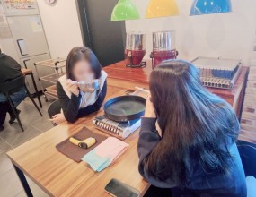 아이들과 함께 쇼콜라티에 직업 체험 활동을 진행했습니다. 
초콜릿이 만들어지는 과정을 알아보고, 직접 재료를 섞어 모양을 만들어보며 즐거운 시간을 보냈어요.

처음에는 조심스럽던 아이들도 점점 익숙해지며 자신만의 초콜릿을 완성했고, 서로의 작품을 보며 웃음과 감탄이 이어졌습니다. 
활동 중에는 자연스럽게 친구들과 의견을 나누고, 서로 도와주는 모습도 볼 수 있었어요. 

직업 체험 뿐만 아니라, 달콤한 추억까지 함께 남긴 뜻깊은 시간이었습니다!