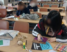 이번 사진 수업에서는 한 학기 동안 배운 내용을 되돌아보며
직접 촬영한 사진들을 모아 우리 엘에스크 친구들만의 작은 전시회를 열었습니다!

아이들은 자신이 제출할 작품을 고르고, 전시회명과 구성도 함께 정하며
작은 전시 공간을 스스로 만들어가는 경험을 했어요.
완성된 전시를 둘러보며 서로의 사진을 감상하고 각자의 느낌과 소감을 나누는 시간도 가졌습니다.

마지막에는 모두 함께 단체사진을 찍으며 전시회를 기분 좋게 마무리했습니다.
한 학기 동안의 성장이 한눈에 보였던 뜻깊은 순간이었습니다!