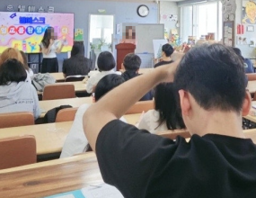 엘에스크에서 새로운 2학기가 시작되었습니다!

오랜만에 만난 선생님과 친구들 모두 설레고 들뜬 마음으로 이야기 꽃을 피웠으며,
엘에스크 입교 환영식과 문장 만들기를 통해 2학기의 다짐과 각오를 적어냈습니다.

레크레이션을 통해 처음 온 친구들과 단합하여 게임을 맞추고 상품도 얻어가는 즐거운 시간을 가졌습니다❣