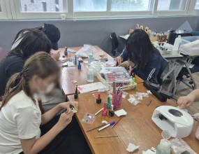 이번 뷰티 수업에서는 젤 네일의 특성을 깊이 있게 이해하고, 실제 젤 네일 팁 위에 나만의 디자인을 정교하게 구현해보는 실습 시간을 가졌습니다!

학생들은 일반 매니큐어와 달리 젤 네일이 지닌 독특한 경화 원리와 큐어링 과정을 배우며, 더욱 견고하고 광택 있는 작품을 완성하기 위한 기술적 기초를 다졌습니다. 단순히 색을 입히는 것을 넘어, 베이스부터 컬러, 탑 젤까지 이어지는 단계별 과정을 세심하게 수행하며 네일아트의 완성도를 높이는 법을 익혔습니다. 젤 네일 팁 위에서 펼쳐지는 다양한 색감과 정교한 패턴을 그리는 과정 내내 학생들은 높은 집중력을 발휘하며, 자신의 미적 감각을 한 올 한 올 정성스레 담아냈습니다.

단단하게 굳어 완성된 작품을 보며 학생들은 성취감과 함께 섬세한 기술이 만드는 아름다움의 깊이를 체감했습니다. 이번 수업을 통해 젤 네일이라는 도구가 가진 예술적 가능성을 확인하고, 자신만의 독창적인 스타일을 매끄럽고 견고하게 표현하는 법을 다시금 가슴 깊이 새겼습니다 ❤️