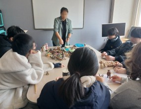 이번 시간에는 각자 동물 모형을 하나씩 골라서 야외로 나가 촬영 활동을 진행했습니다!
같은 주제였지만, 장소와 구도, 시선에 따라 사진의 분위기가 달라지는 점이 인상적이었어요. 

빛과 배경을 고민하며 각자의 시선으로 장면을 담아보고, 어디에 두고 찍을지 서로 의견을 나누는 모습도 볼 수 있었습니다. 
평소 지나치던 공간이 사진 속에서는 또 다른 배경이 되기도 했어요. 

간단한 소품이었지만, 사진을 통해 표현하는 방법을 직접 경험해 볼 수 있었던 시간이었습니다. 
이번 수업은 야외에서 자유롭게 촬영하며 관찰력과 표현력을 함께 키워본 활동이었습니다.