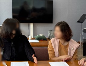 미디어 수업에서는 챗지피티를 활용한 미디어 리터러시 학습을 진행했습니다.
학생들은 스마트폰 앱을 직접 사용하며,
AI와 대화하고 정보를 탐색하는 과정을 통해 디지털 미디어를 올바르게 이해하고 활용하는 방법을 배웠습니다.

기술을 단순히 소비하는 데 그치지 않고,
스스로 사고하고 비판적으로 바라보는 힘을 기른 의미 있는 수업이었습니다.

끝까지 집중하며 참여한 우리 친구들, 모두 수고했어요!