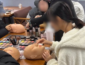 이번 수업에서는 가을 웜톤을 주제로 따뜻한 분위기에 어울리는 색조와 메이크업을 함께 살펴보았습니다. 아이들은 얼굴 모형을 이용해 단계별로 메이크업을 실습하며, 가을 특유의 부드러운 톤을 표현해 보았어요.

색을 조합해 보기도 하며 자신만의 감각을 담아 완성한, 포근한 분위기의 뷰티 체험 시간이었습니다!