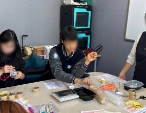 이번 시간에는 계절 과일을 활용한 무정과 만들기 체험이 진행되었습니다.
아이들은 무의 효능과 전통 과자 ‘정과’의 유래를 배우고, 직접 꿀과 조청으로 무를 졸이며
정성과 시간을 담은 달콤한 간식을 완성했습니다.

직접 만든 무정과를 맛보며 전통 식문화의 소중함과 손수 만드는 즐거움을 느낀 뜻깊은 시간이었습니다.